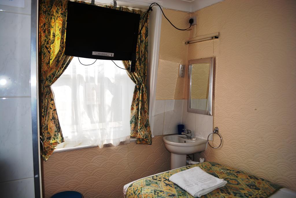 Falcon Hotel Londra Oda fotoğraf