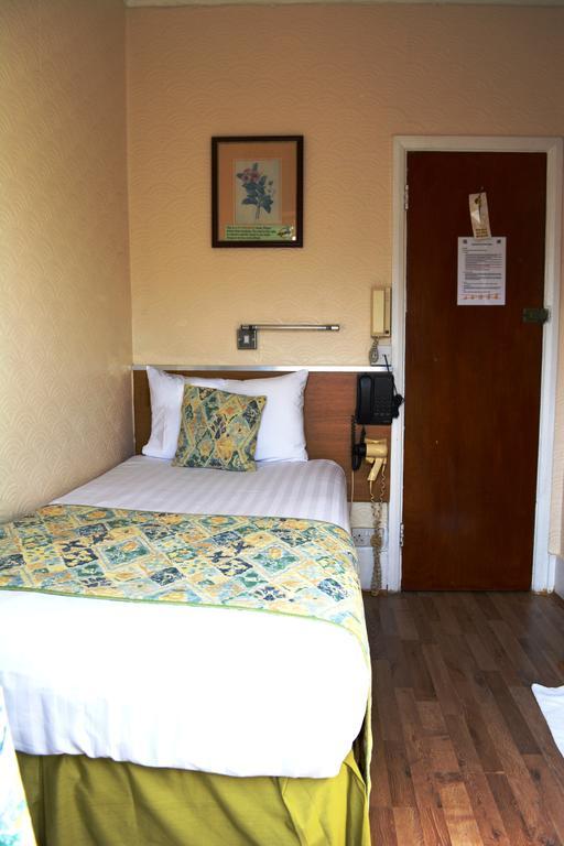 Falcon Hotel Londra Oda fotoğraf