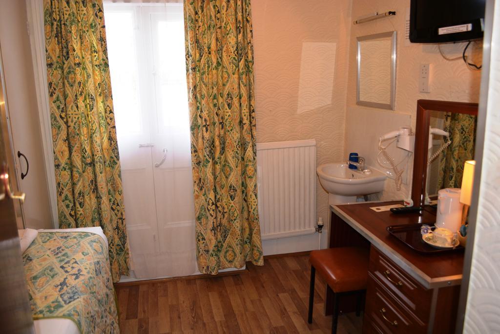 Falcon Hotel Londra Oda fotoğraf