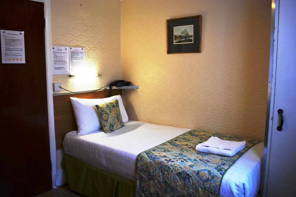 Falcon Hotel Londra Oda fotoğraf