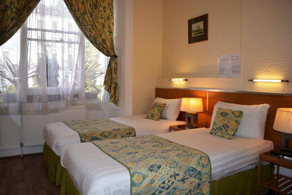 Falcon Hotel Londra Oda fotoğraf