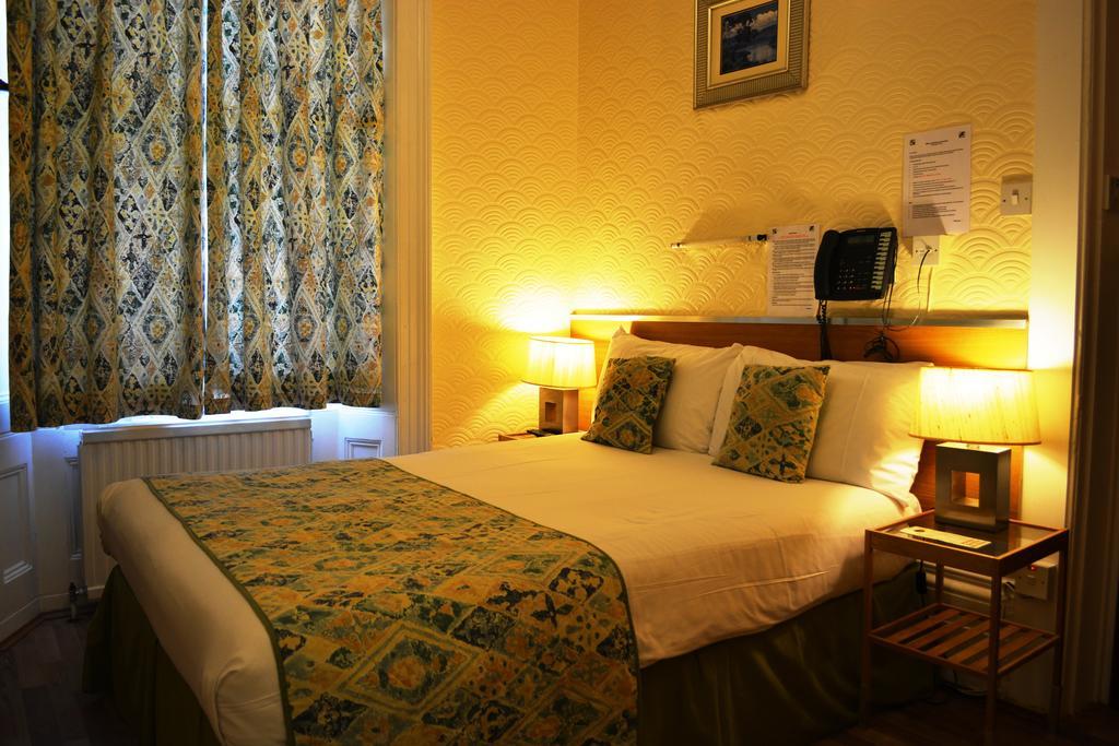 Falcon Hotel Londra Oda fotoğraf